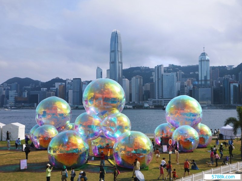 由巨型泡泡、灯光和声息构成的大型艺术装配，日前出现时香港西九海滨    影相/严力
